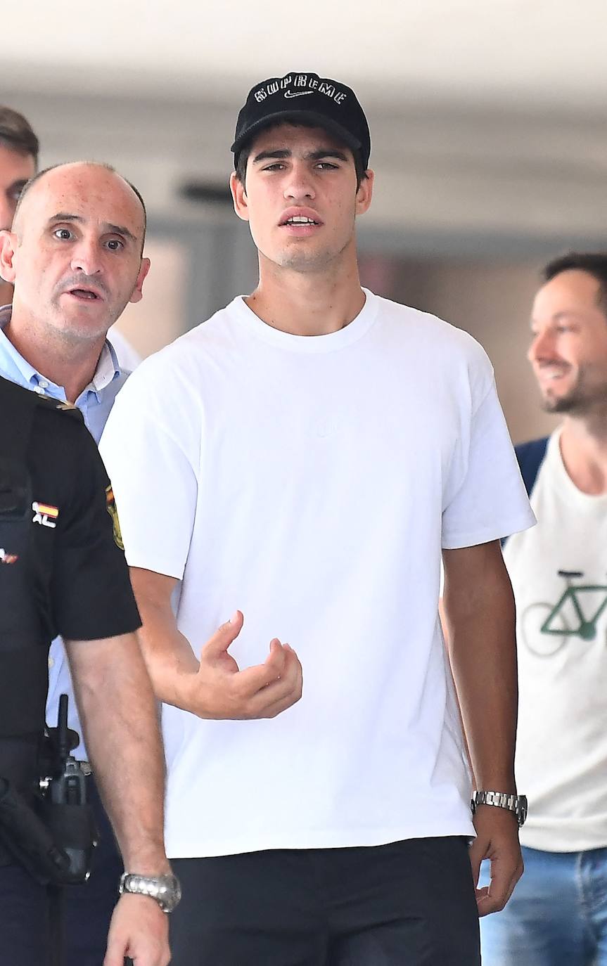 Decenas de medios esperan a Alcaraz a su salida del aeropuerto de Manises tras convertirse en número uno del mundo. 