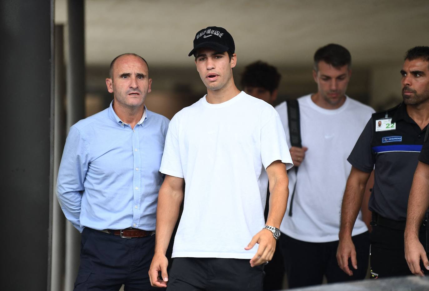 Decenas de medios esperan a Alcaraz a su salida del aeropuerto de Manises tras convertirse en número uno del mundo. 