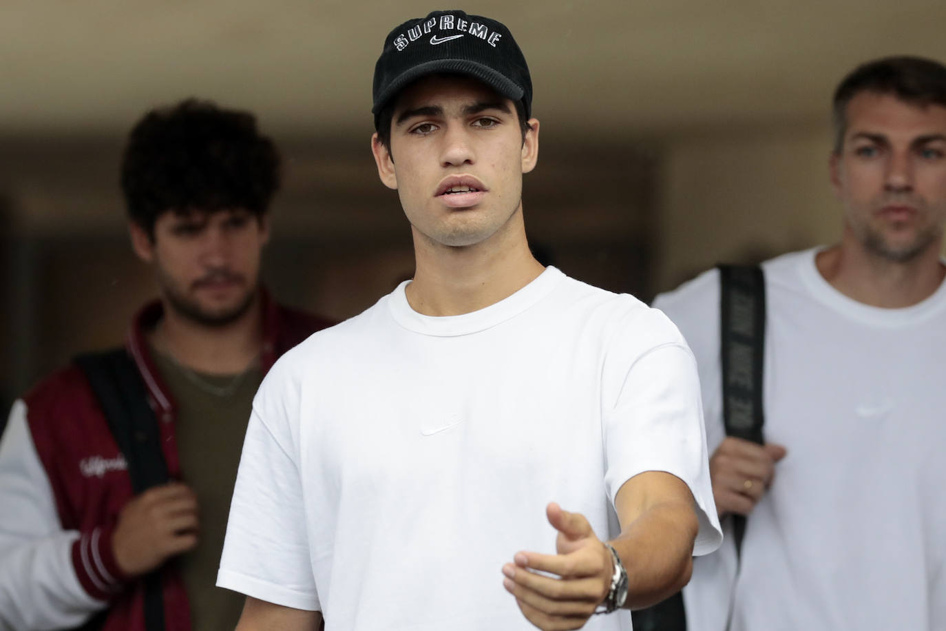 Decenas de medios esperan a Alcaraz a su salida del aeropuerto de Manises tras convertirse en número uno del mundo. 