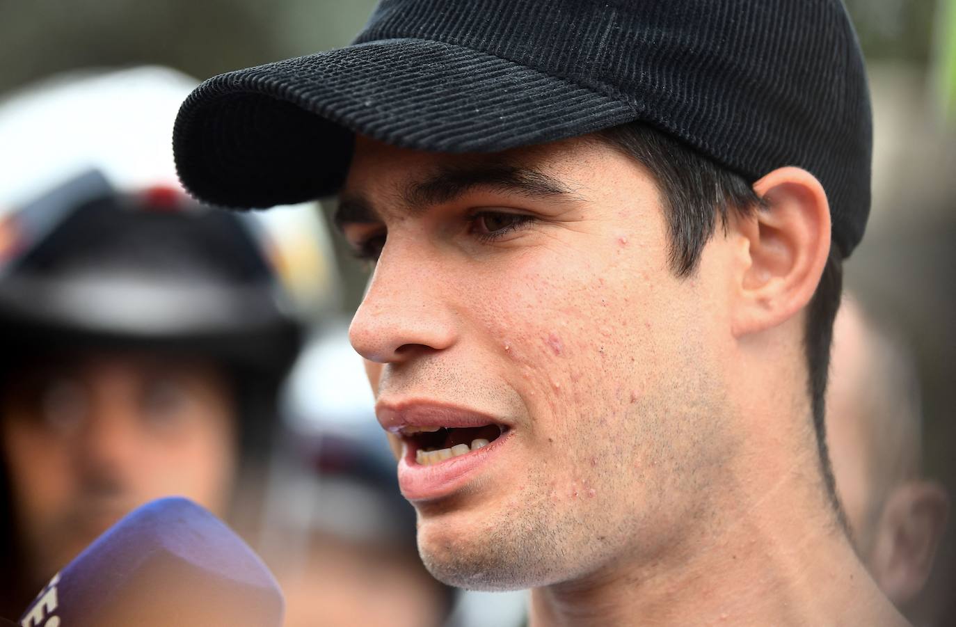 Decenas de medios esperan a Alcaraz a su salida del aeropuerto de Manises tras convertirse en número uno del mundo. 