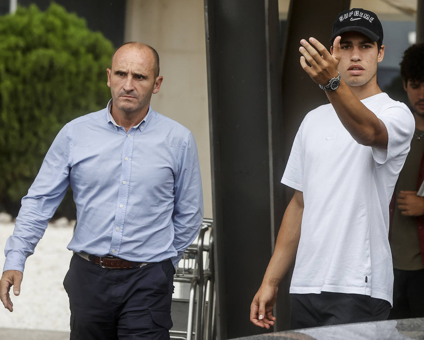 Decenas de medios esperan a Alcaraz a su salida del aeropuerto de Manises tras convertirse en número uno del mundo. 
