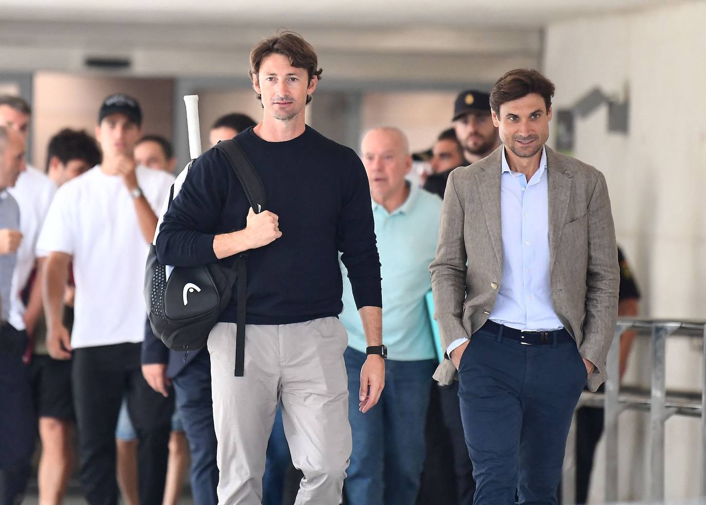 Decenas de medios esperan a Alcaraz a su salida del aeropuerto de Manises tras convertirse en número uno del mundo. 