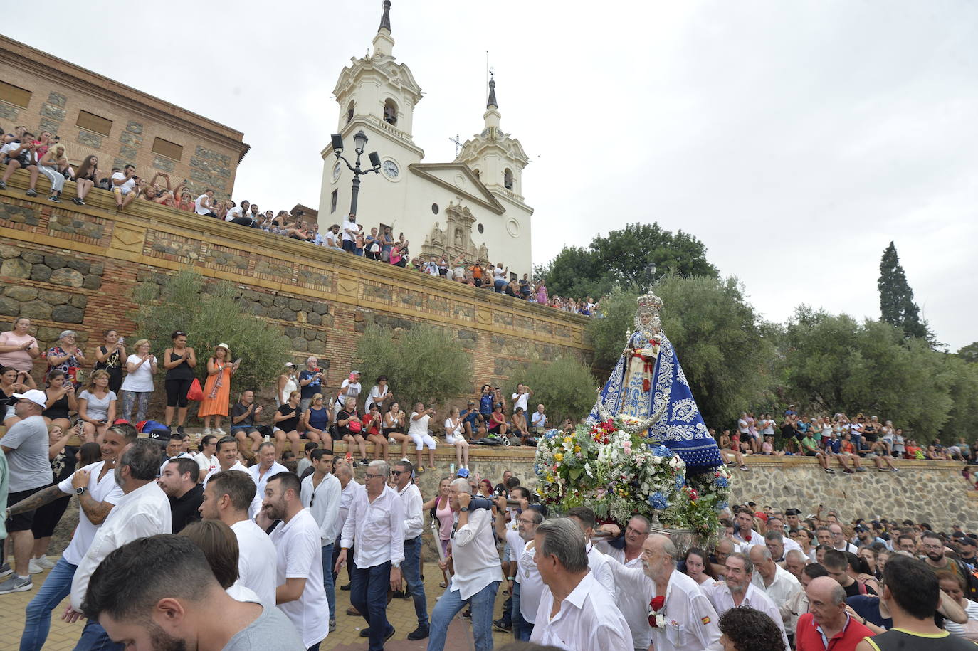 Miles de romeros acompañan a la Virgen de la Fuensanta de vuelta a su Santuario. 