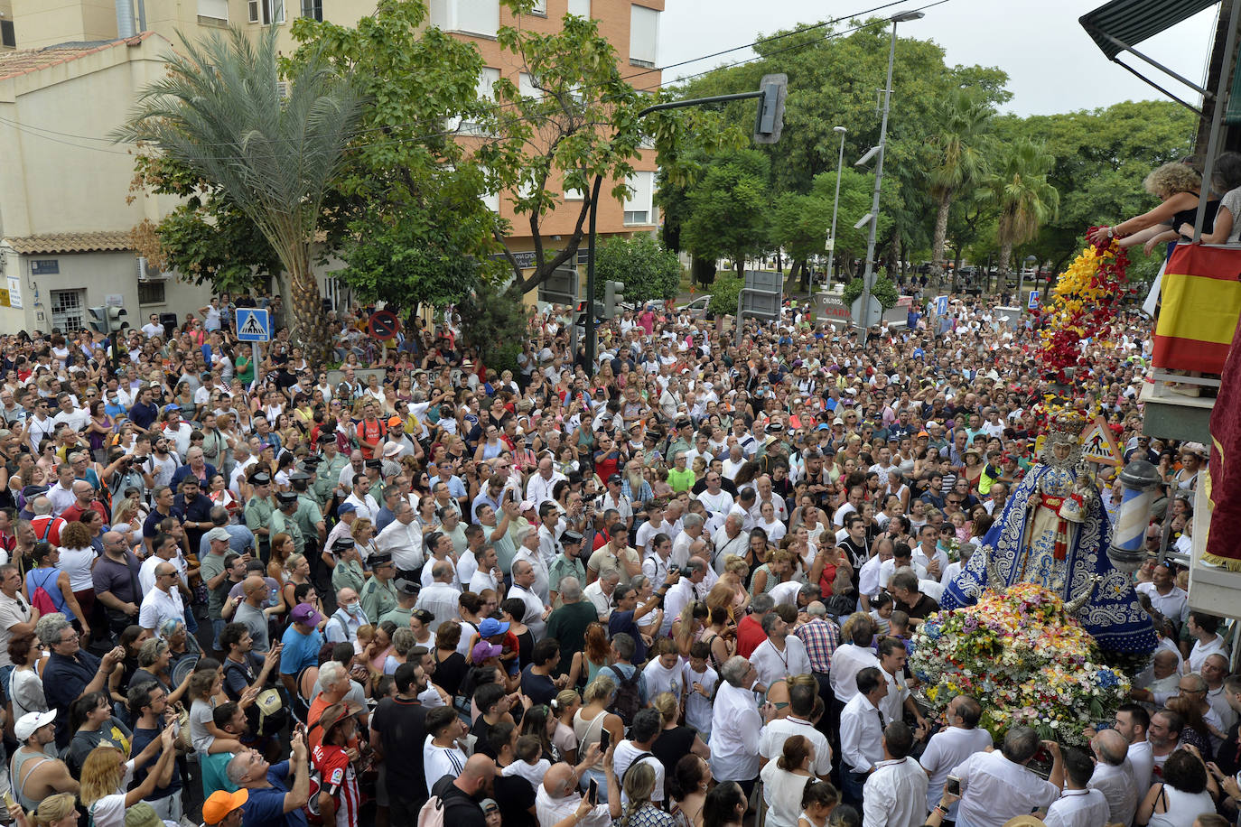 Miles de romeros acompañan a la Virgen de la Fuensanta de vuelta a su Santuario. 