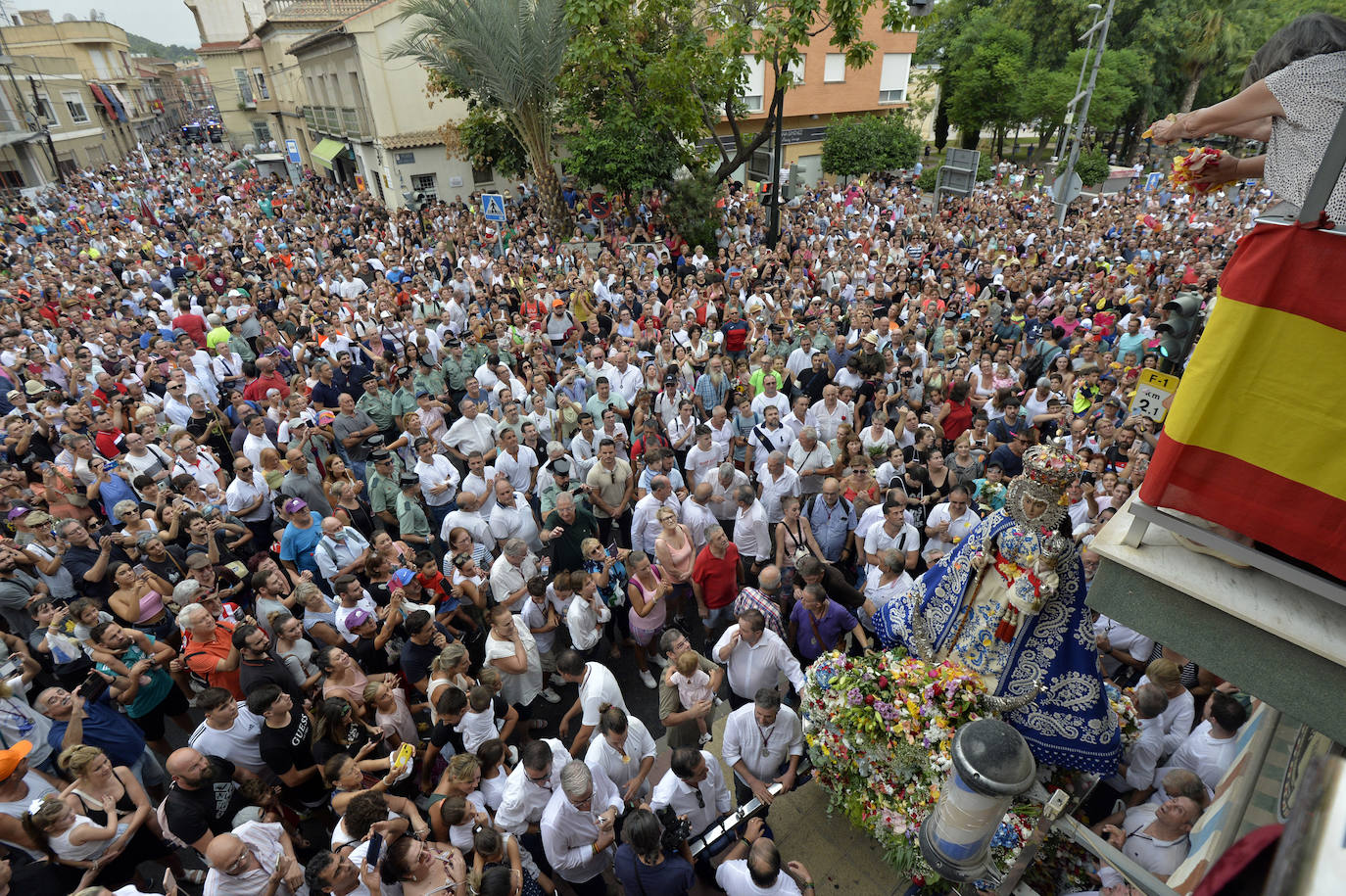 Miles de romeros acompañan a la Virgen de la Fuensanta de vuelta a su Santuario. 