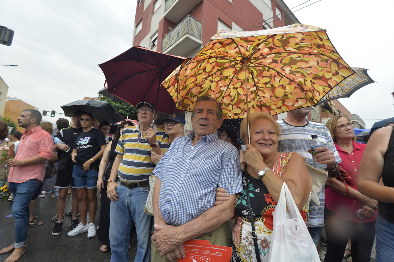 Miles de romeros acompañan a la Virgen de la Fuensanta de vuelta a su Santuario. 