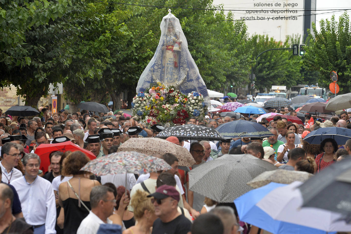 Miles de romeros acompañan a la Virgen de la Fuensanta de vuelta a su Santuario. 