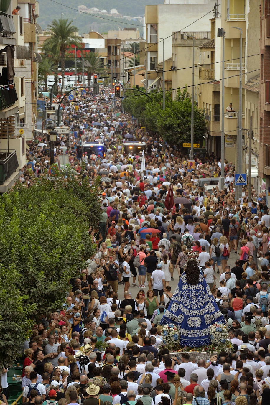 Miles de romeros acompañan a la Virgen de la Fuensanta de vuelta a su Santuario. 