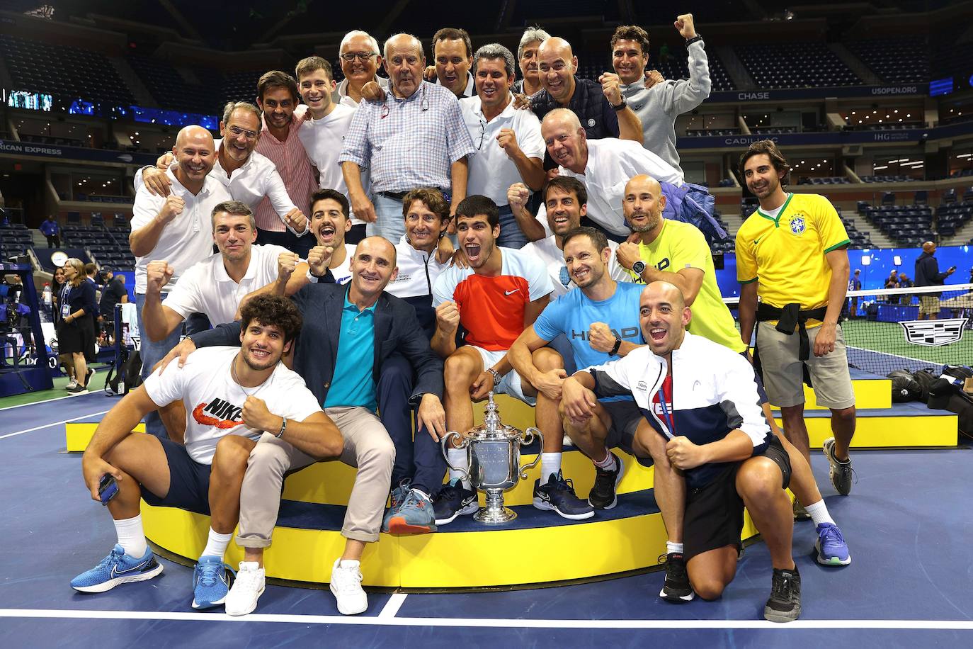 Foto de grupo con su equipo de trabajo y todos los familiares y amigos de Murcia que viajaron hasta Nueva York para estar con Carlitos en la final del US Open. 