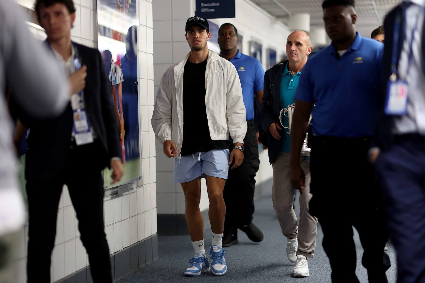 Paseando por Manhattan, ayer, escoltado por varios guardaespaldas y seguido por cámaras de televisión y fotógrafos. 