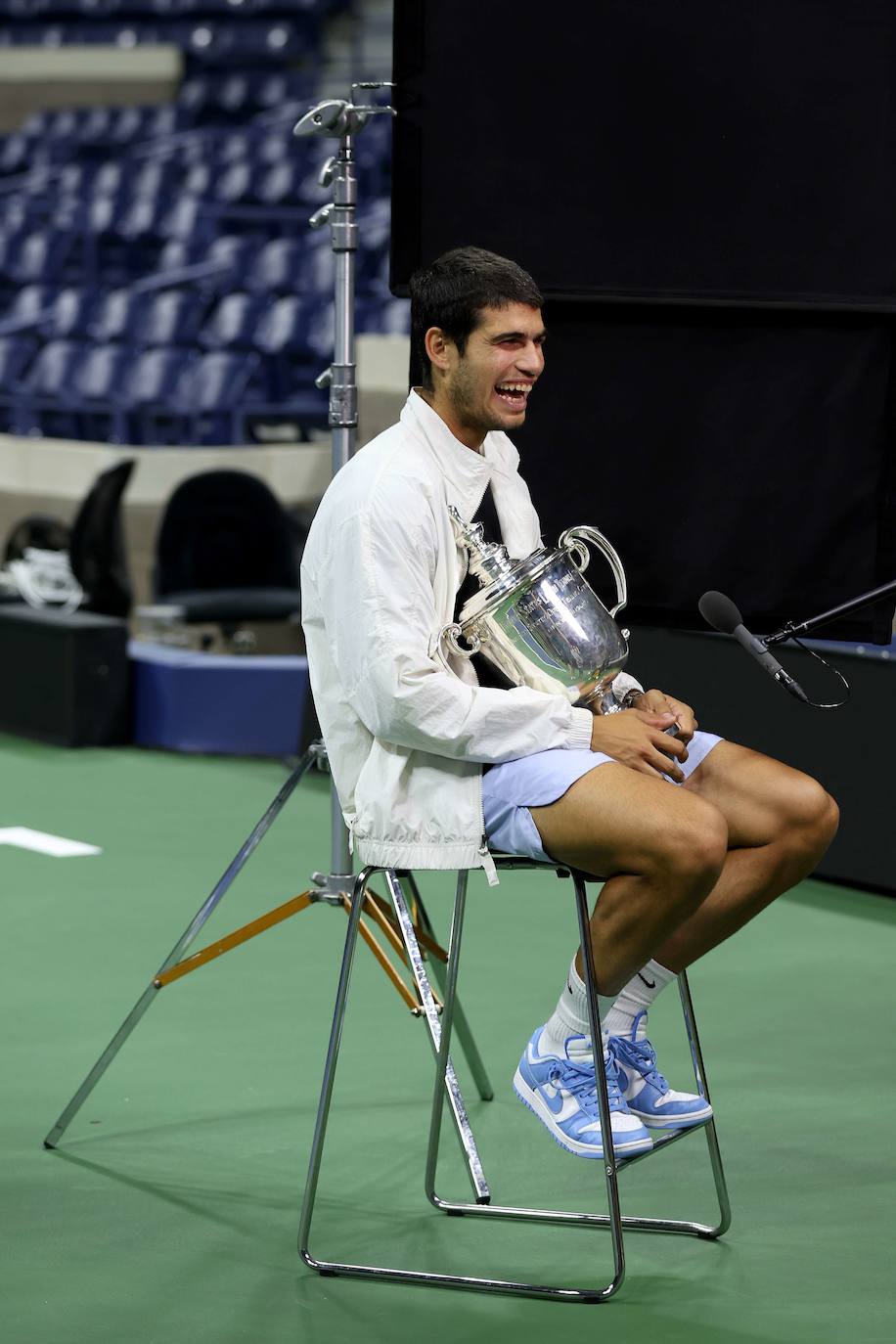 Posando con el trofeo tras la ceremonia que puso final US Open, el pasado domingo en la Arthur Ashe, la pista de tenis más grande del planeta.