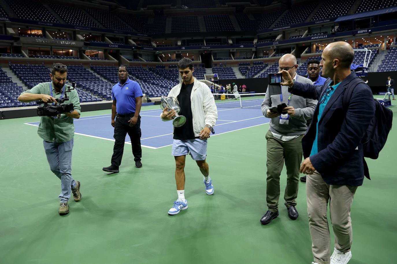 Posando con el trofeo tras la ceremonia que puso final US Open, el pasado domingo en la Arthur Ashe, la pista de tenis más grande del planeta.