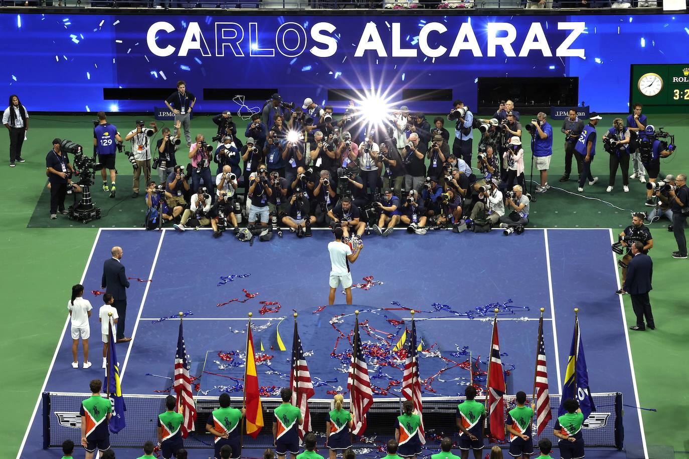 Posando con el trofeo tras la ceremonia que puso final US Open, el pasado domingo en la Arthur Ashe, la pista de tenis más grande del planeta.