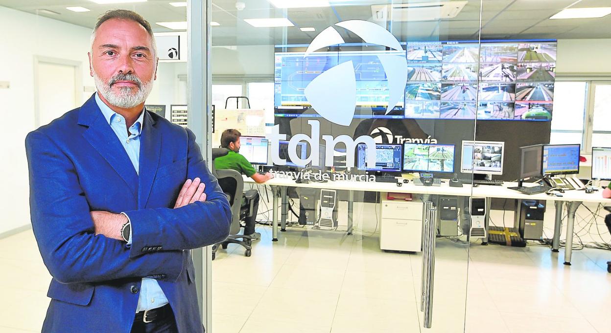 Severiano Arias, director general de Tranvía de Murcia, frente al centro de control del servicio, en las instalaciones de la empresa concesionaria en Churra. 