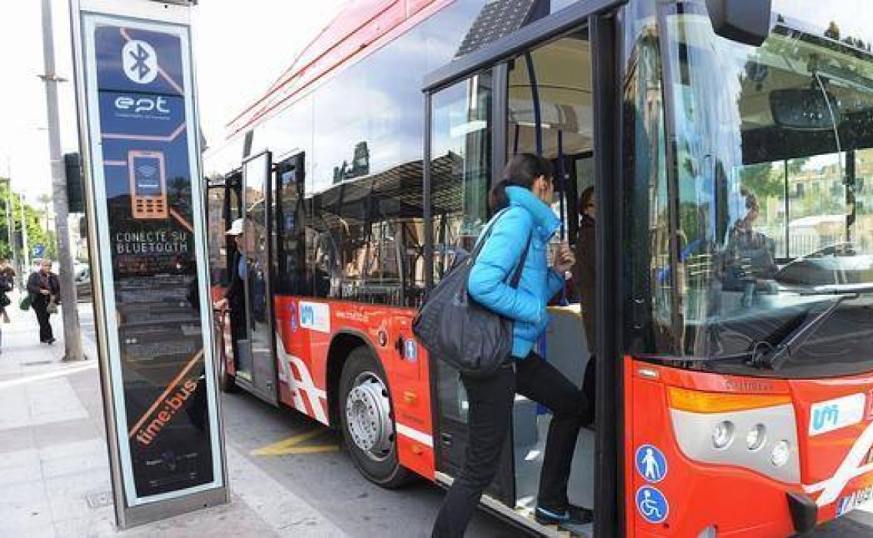 Una mujer sube a un autobús en Murcia, en una imagen de archivo.