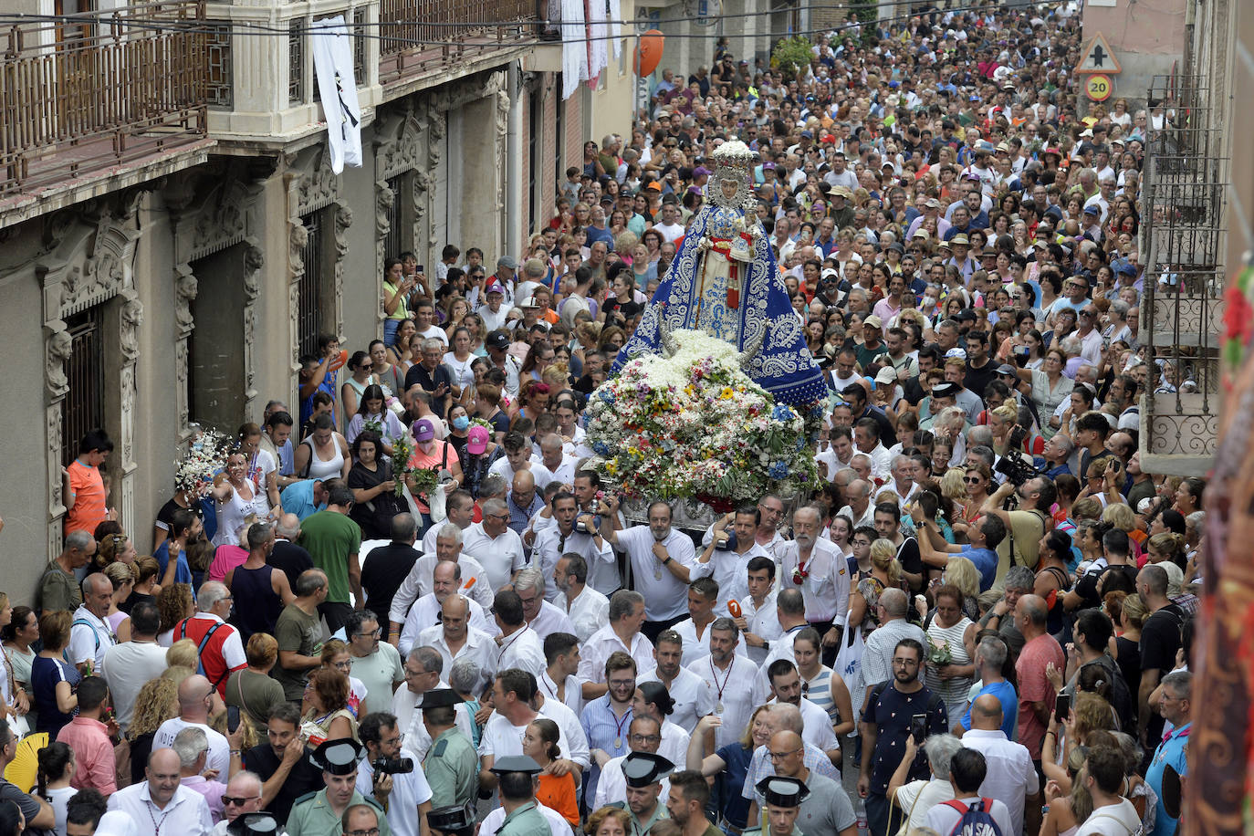 Miles de romeros acompañan a la Virgen de la Fuensanta de vuelta a su Santuario. 