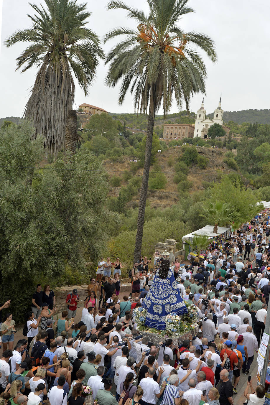 Miles de romeros acompañan a la Virgen de la Fuensanta de vuelta a su Santuario. 