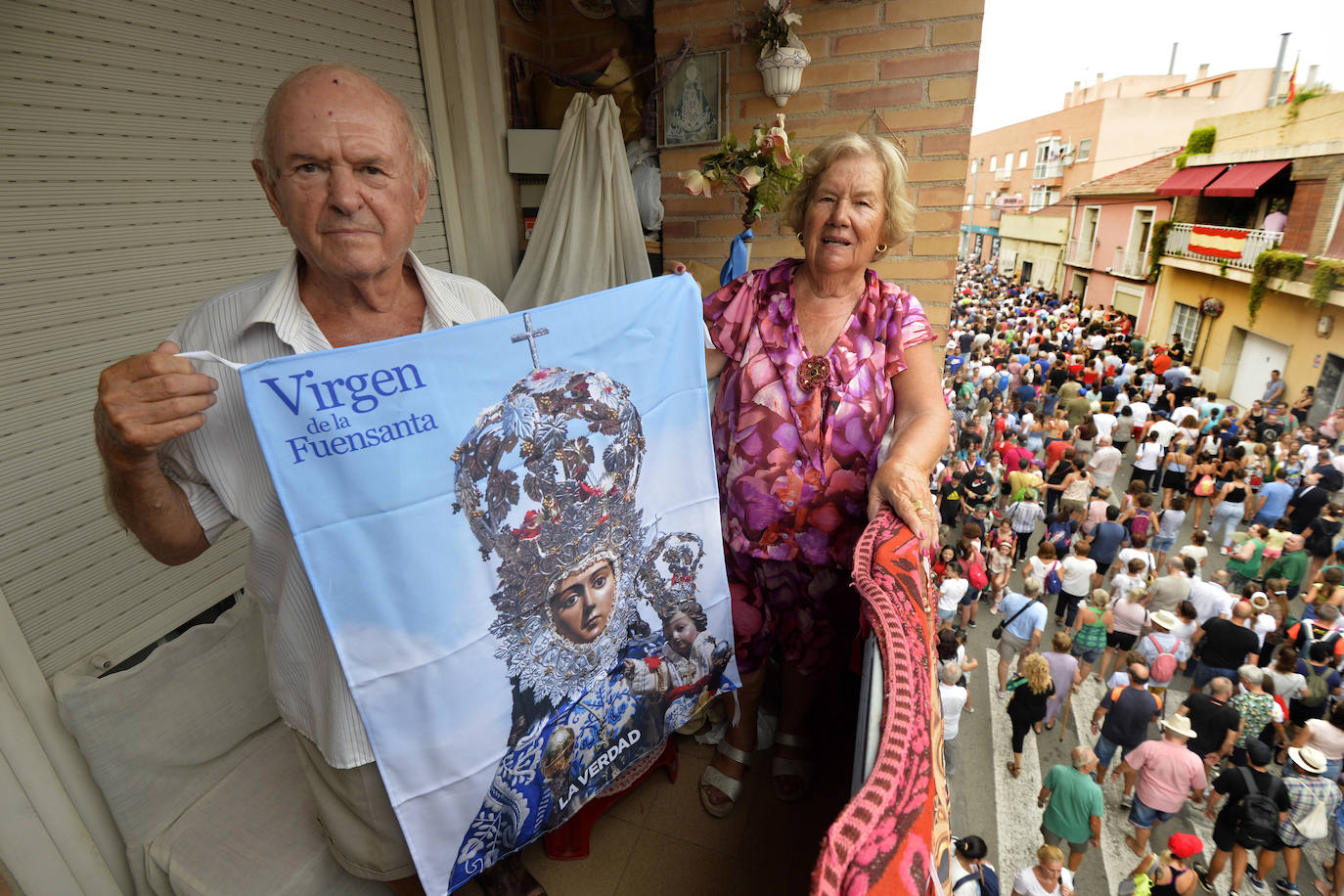 Miles de romeros acompañan a la Virgen de la Fuensanta de vuelta a su Santuario. 