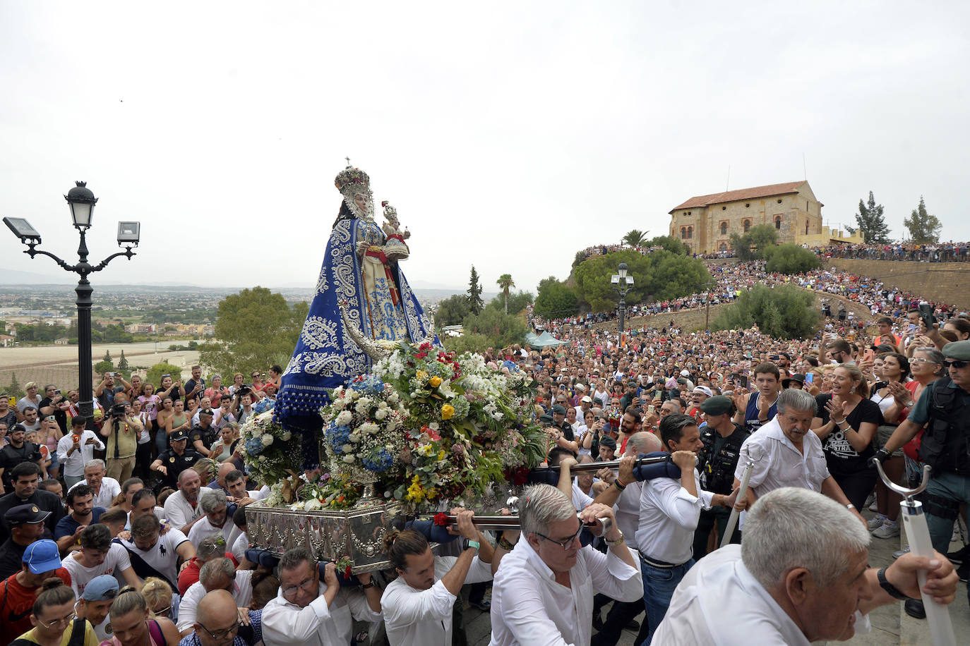 Miles de romeros acompañan a la Virgen de la Fuensanta de vuelta a su Santuario. 