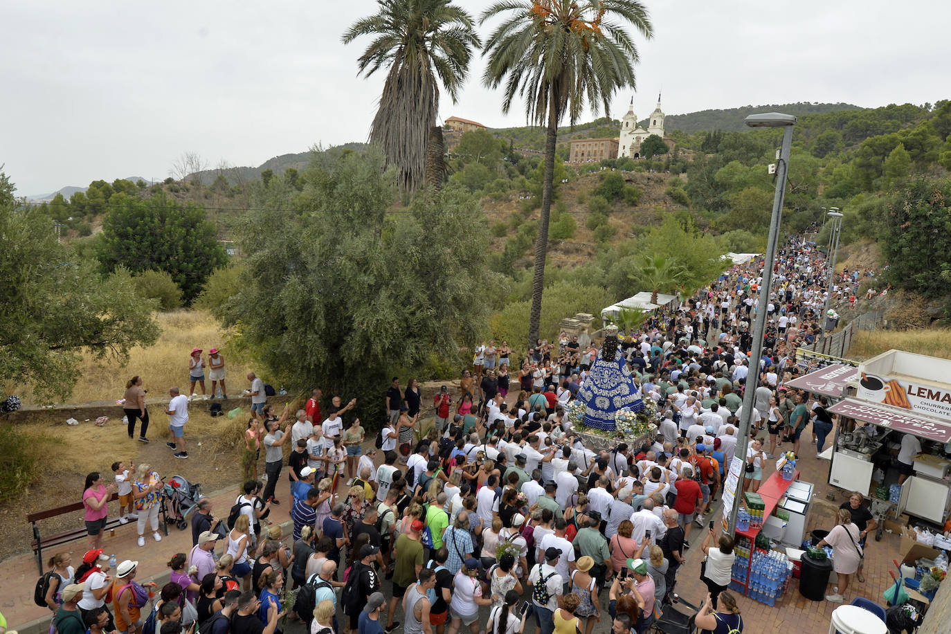 Miles de romeros acompañan a la Virgen de la Fuensanta de vuelta a su Santuario. 