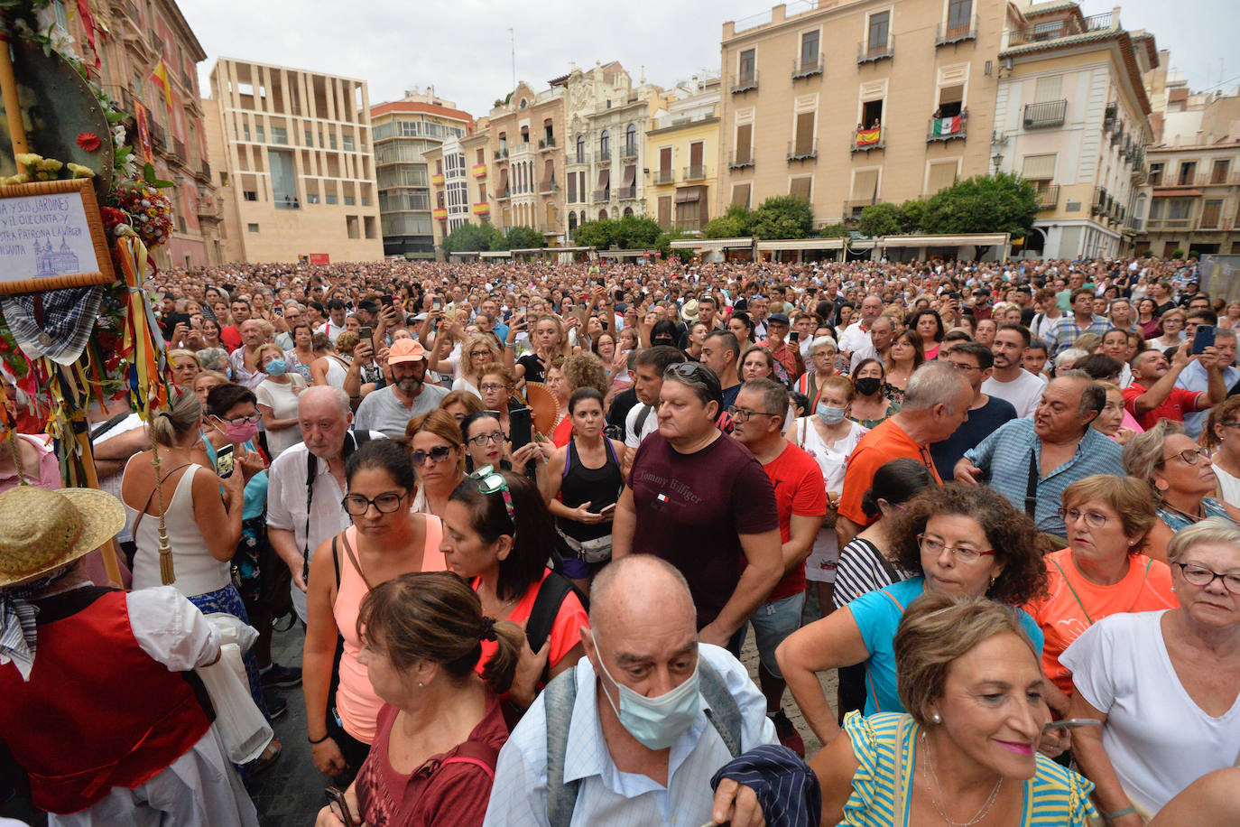 Miles de romeros acompañan a la Virgen de la Fuensanta de vuelta a su Santuario. 