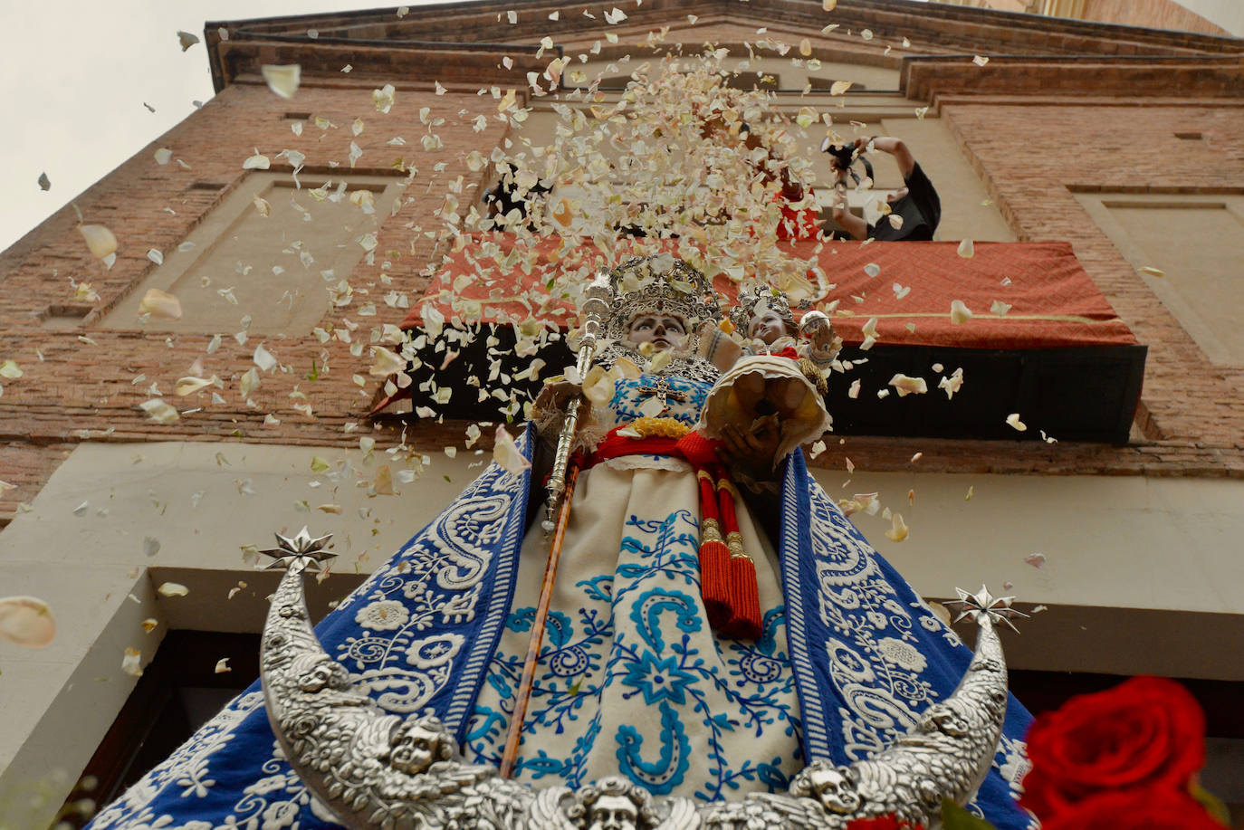 Miles de romeros acompañan a la Virgen de la Fuensanta de vuelta a su Santuario. 