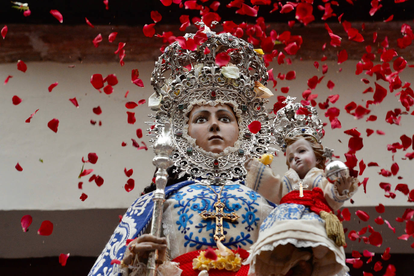 Miles de romeros acompañan a la Virgen de la Fuensanta de vuelta a su Santuario. 