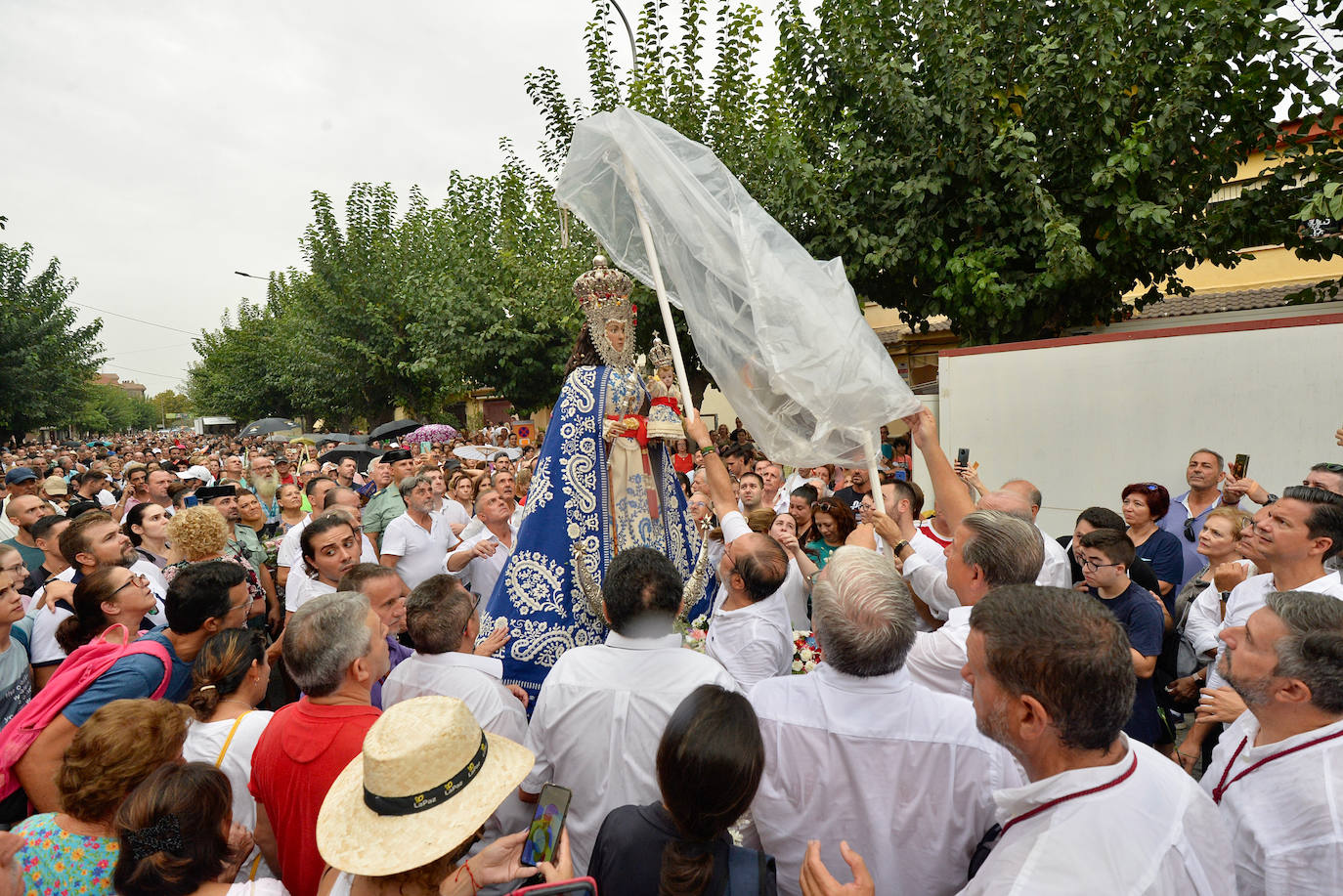 Miles de romeros acompañan a la Virgen de la Fuensanta de vuelta a su Santuario. 