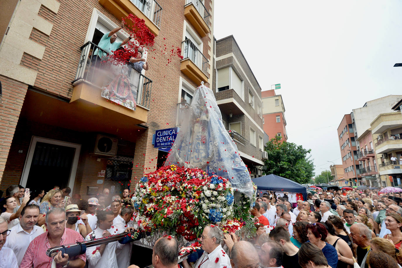 Miles de romeros acompañan a la Virgen de la Fuensanta de vuelta a su Santuario. 