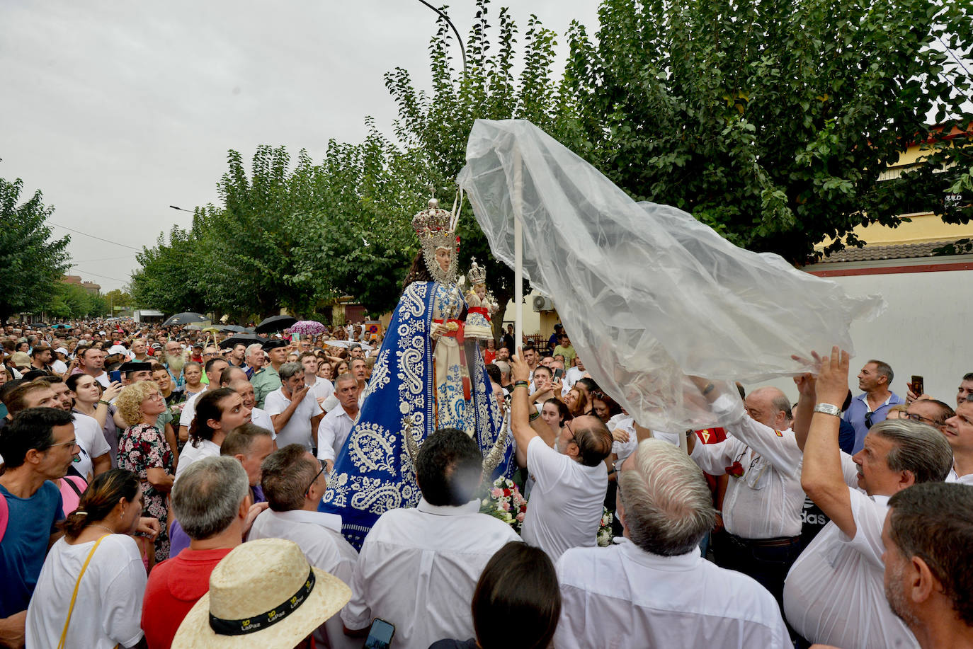 Miles de romeros acompañan a la Virgen de la Fuensanta de vuelta a su Santuario. 