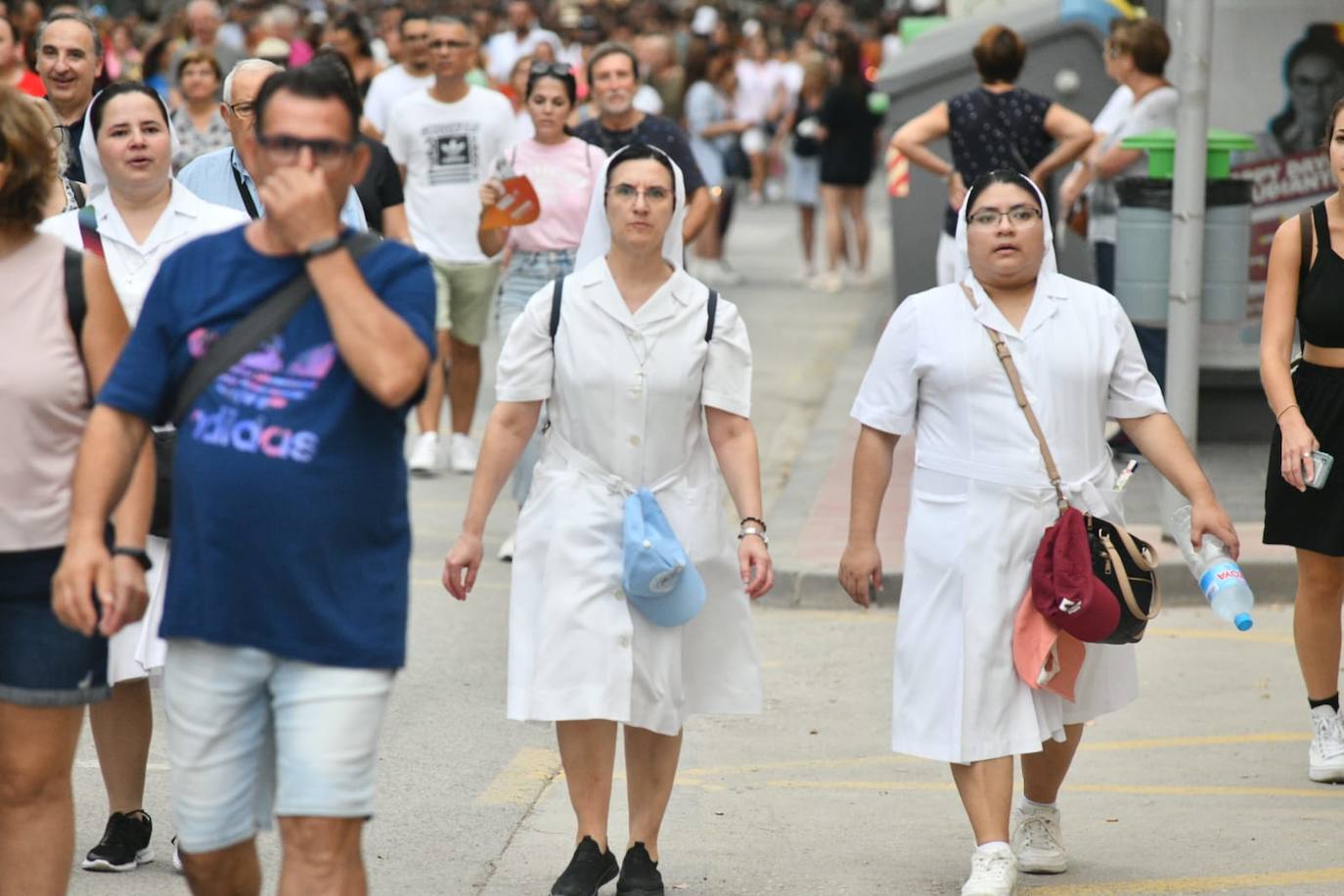 Miles de romeros acompañan a la Virgen de la Fuensanta de vuelta a su Santuario. 