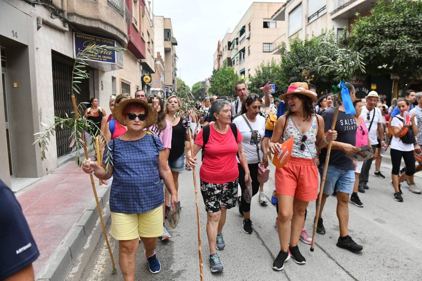 Miles de romeros acompañan a la Virgen de la Fuensanta de vuelta a su Santuario. 