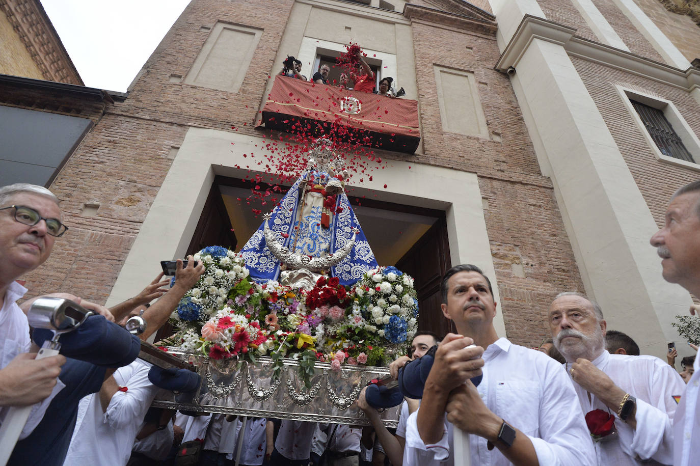 Miles de romeros acompañan a la Virgen de la Fuensanta de vuelta a su Santuario. 