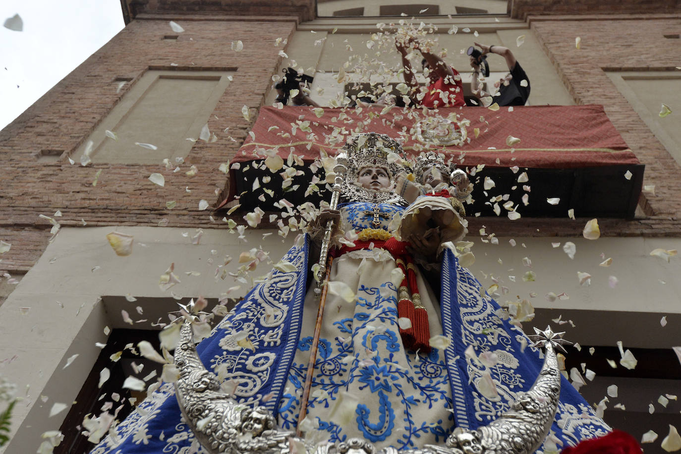 Miles de romeros acompañan a la Virgen de la Fuensanta de vuelta a su Santuario. 