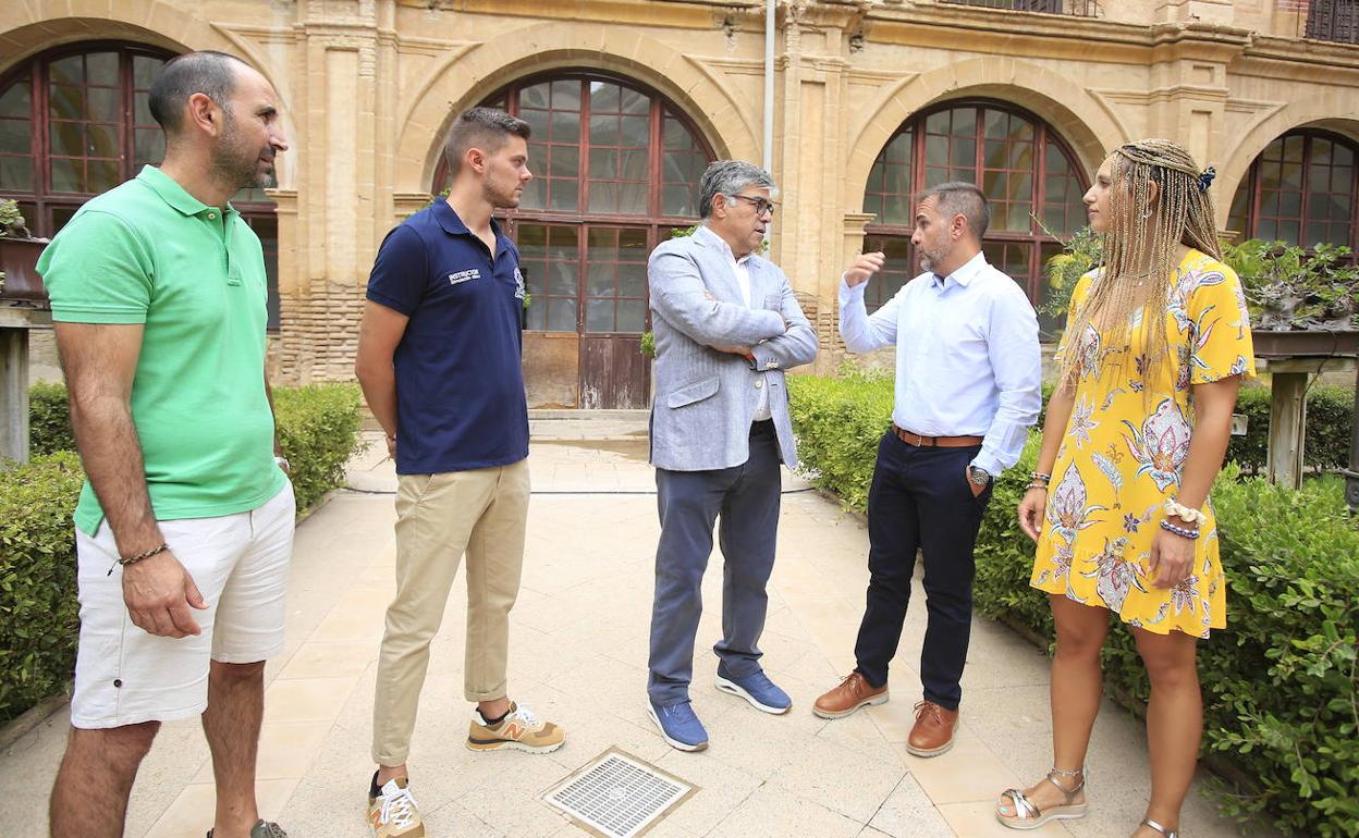 Jerónimo Lajara, decano de la Facultad de Medicina de la UCAM, recibe a algunos de los miembros de la Universidad que han participado en la misión de Uganda.