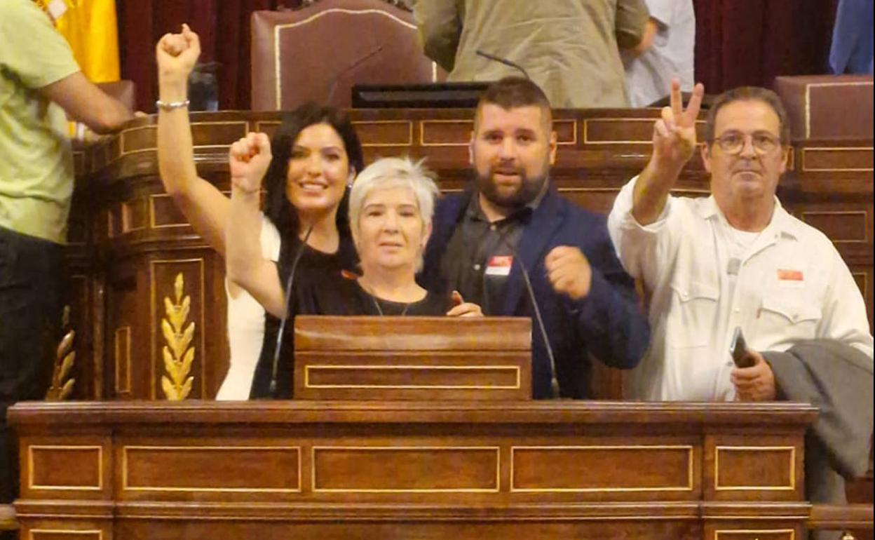 Familiares de Sara Gómez se manifiestan a favor de la propuesta no de ley en el Congreso.