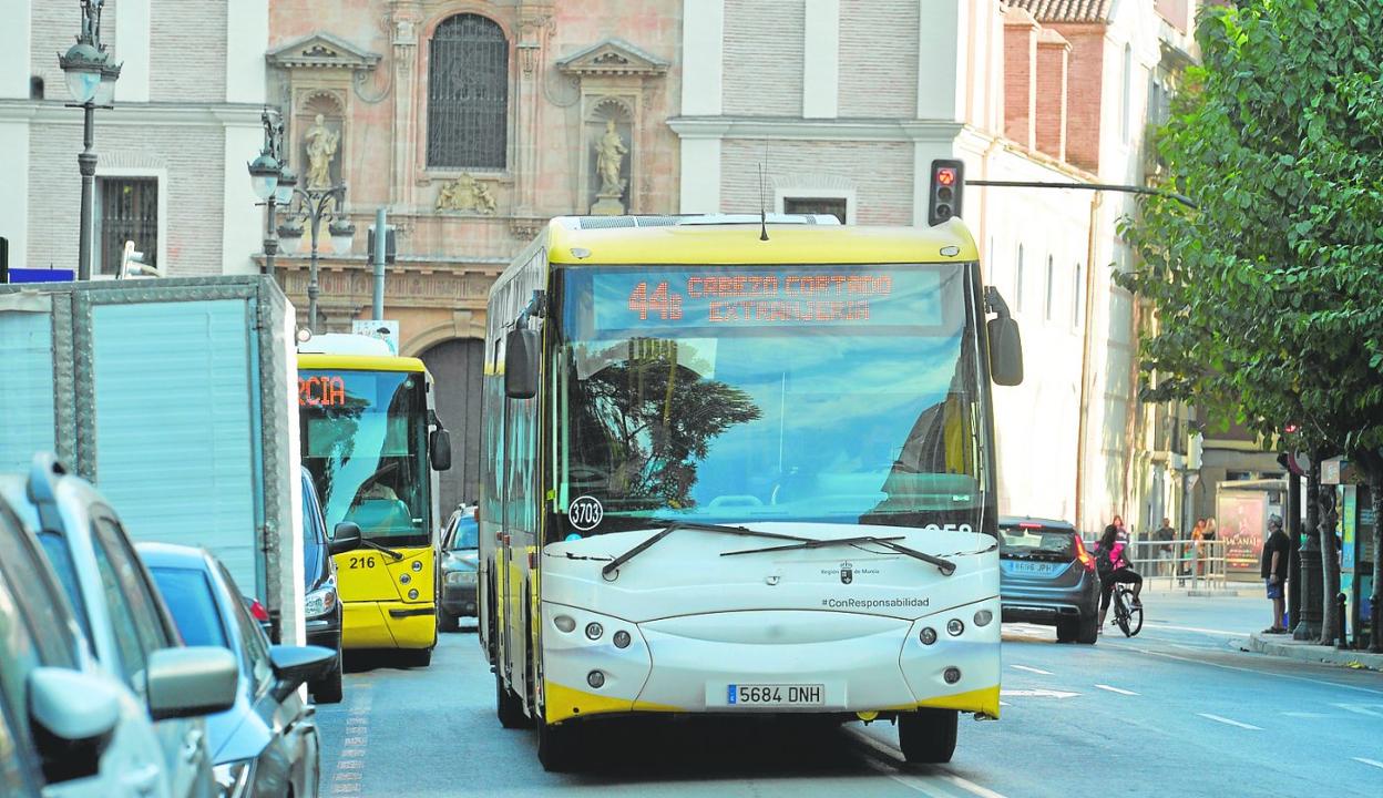 Uno de los autobuses de la concesión municipal recorre la Alameda de Colón, donde se aplicarán restricciones de tráfico. 
