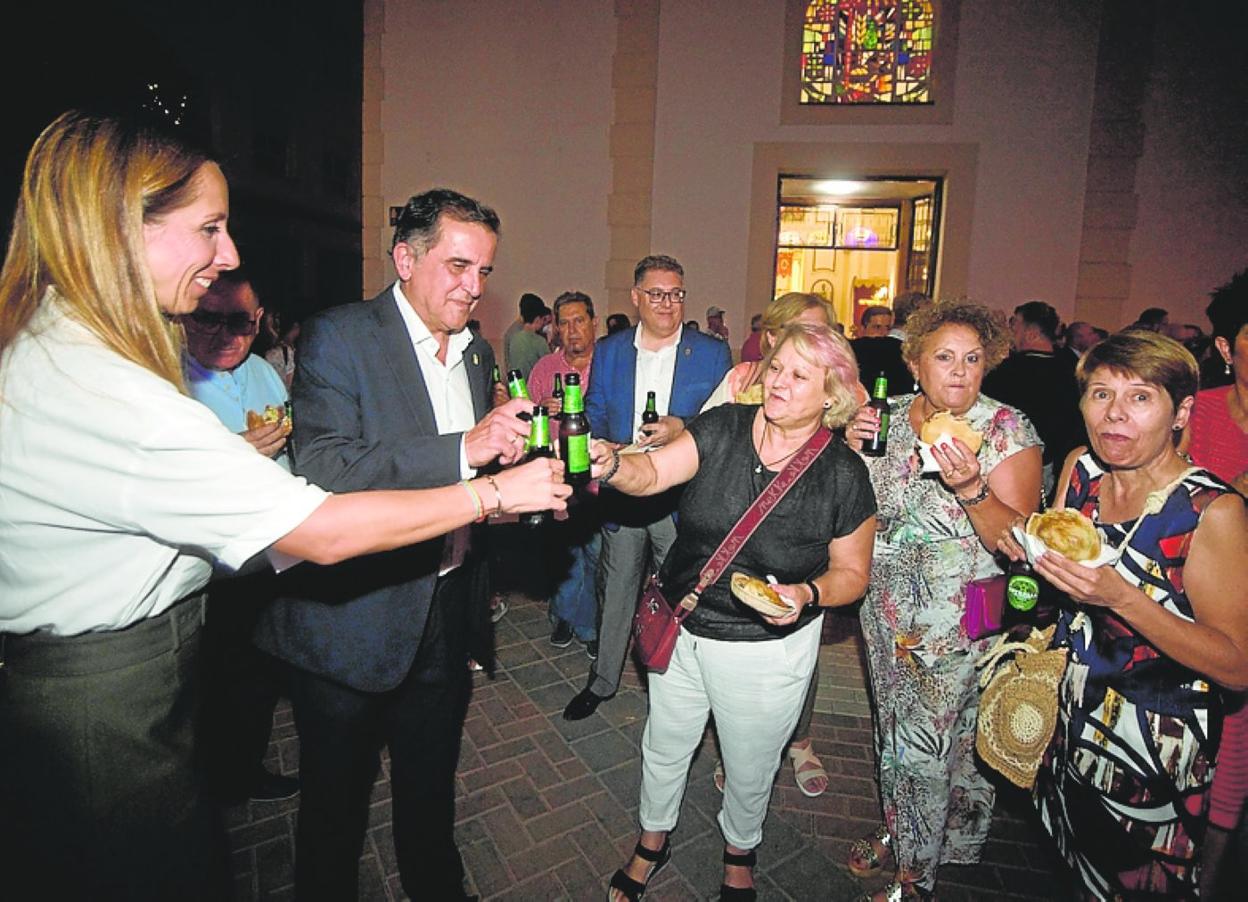 El alcalde Serrano brinda, anoche, en la fiesta del pastel de carne. 