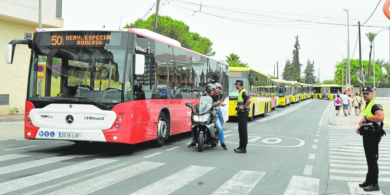 Desmontaje de las atracciones de La Fica, ayer. Autobuses del servicio especial que conectó la ciudad con Algezares el pasado martes con motivo de la Romería de la Fuensanta. 