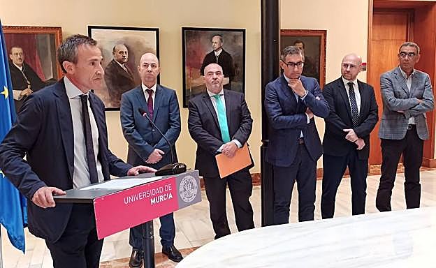 Domingo Pascual interviene durante la presentación de la nueva cátedra de la UMU, este jueves.