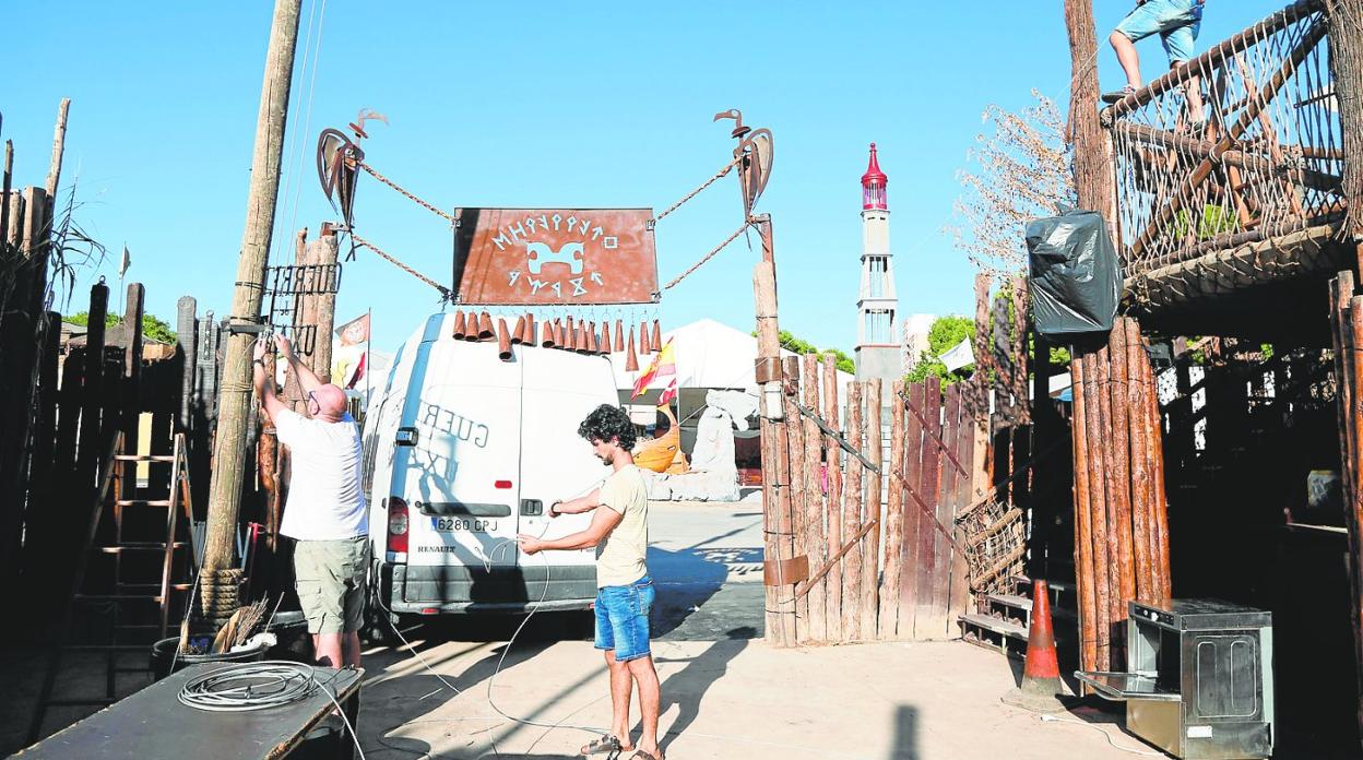 Instalación de unas conexiones eléctricas, ayer en el campamento de los Guerreros de Uxama. 