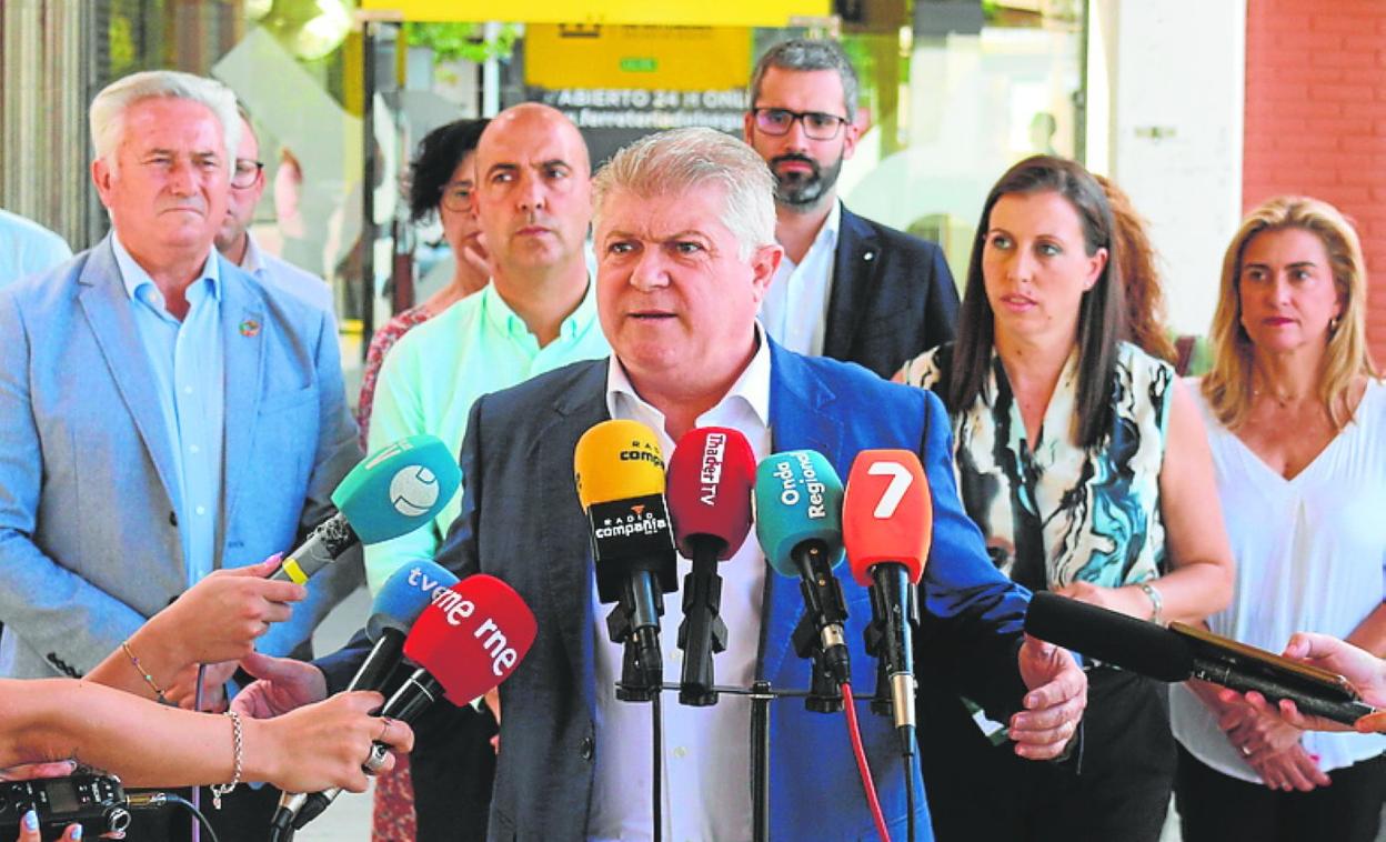 Vélez, delante de Eliseo García Cantó y Sonia Almela, ayer. 