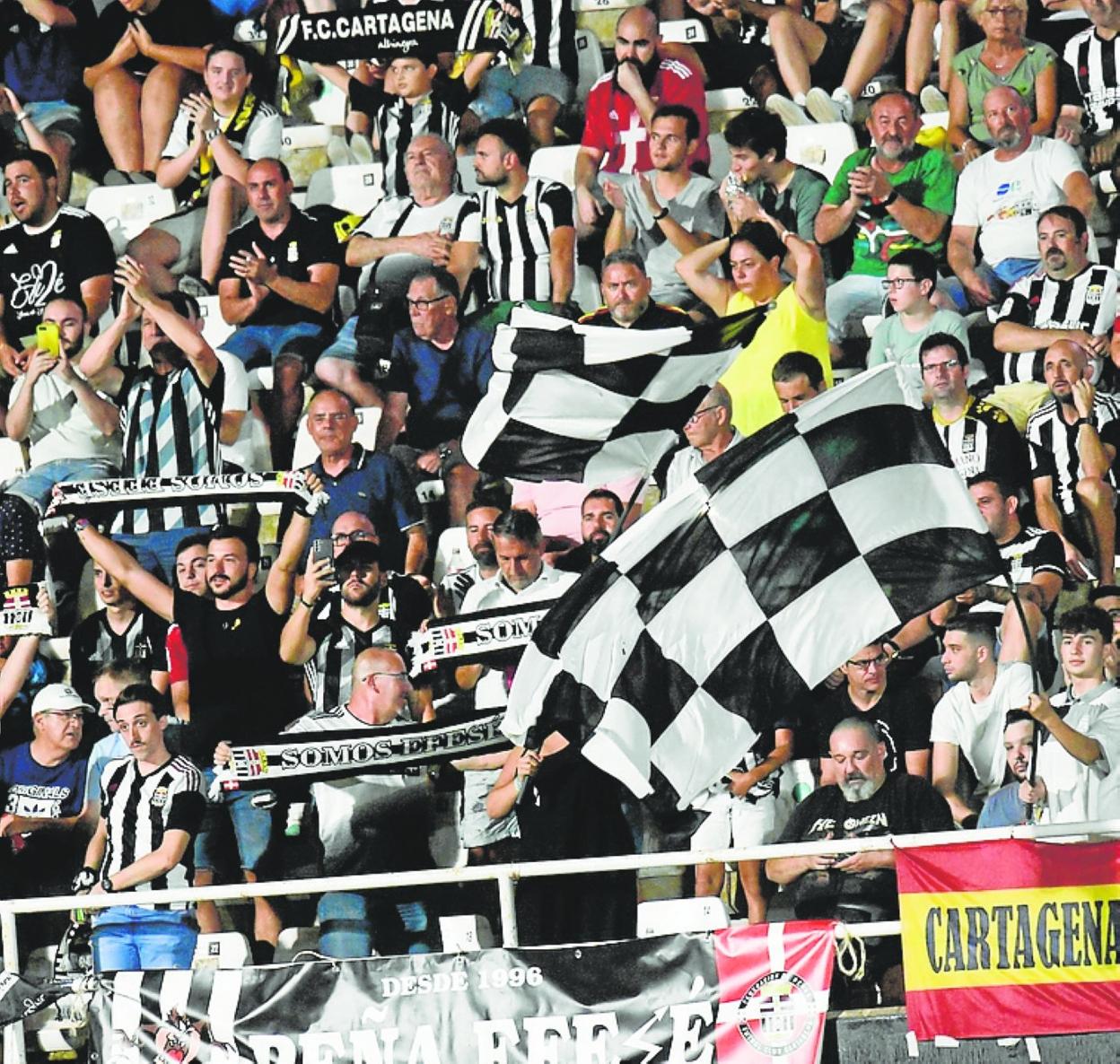 Aficionados albinegros en las gradas del Cartagonova. 