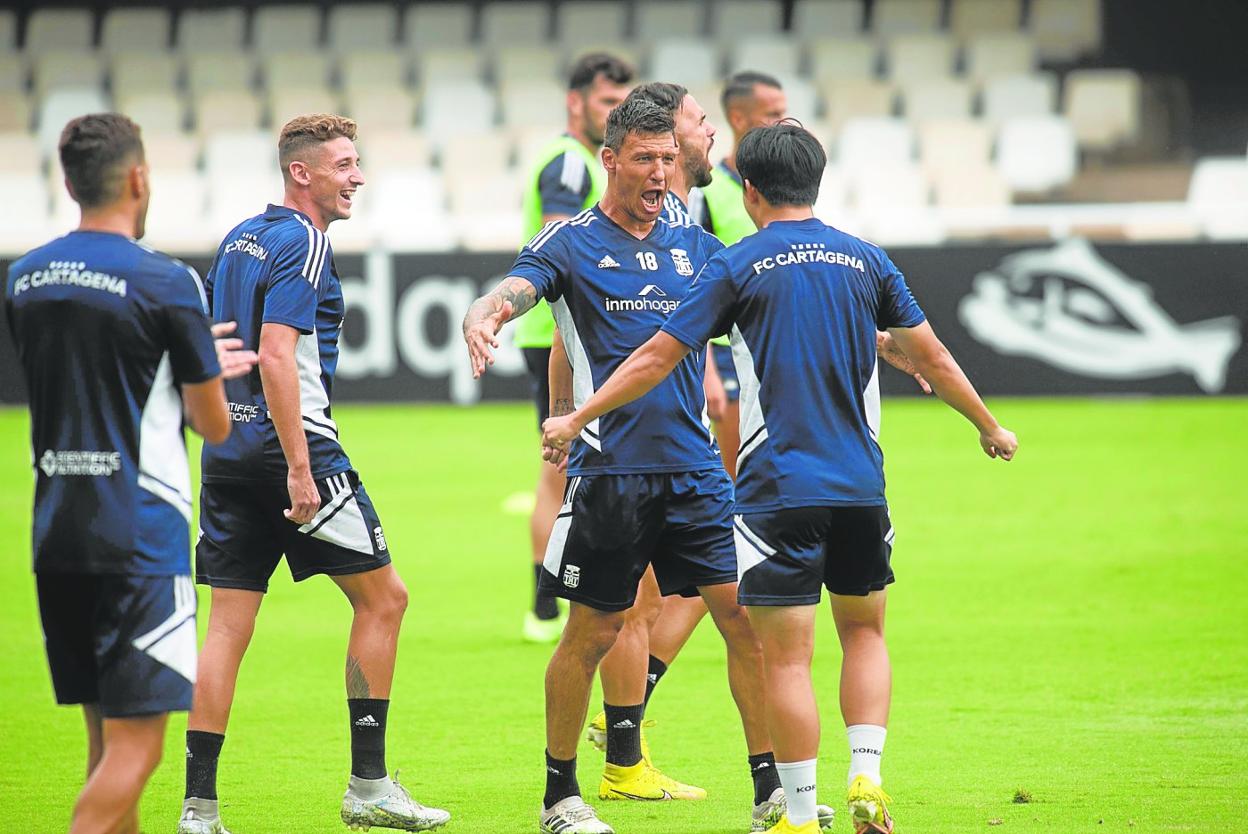 El argentino Damián Musto, que vuelve hoy tras dos partidos de sanción, bromea esta semana con el coreano Lee en el estadio Cartagonova. 