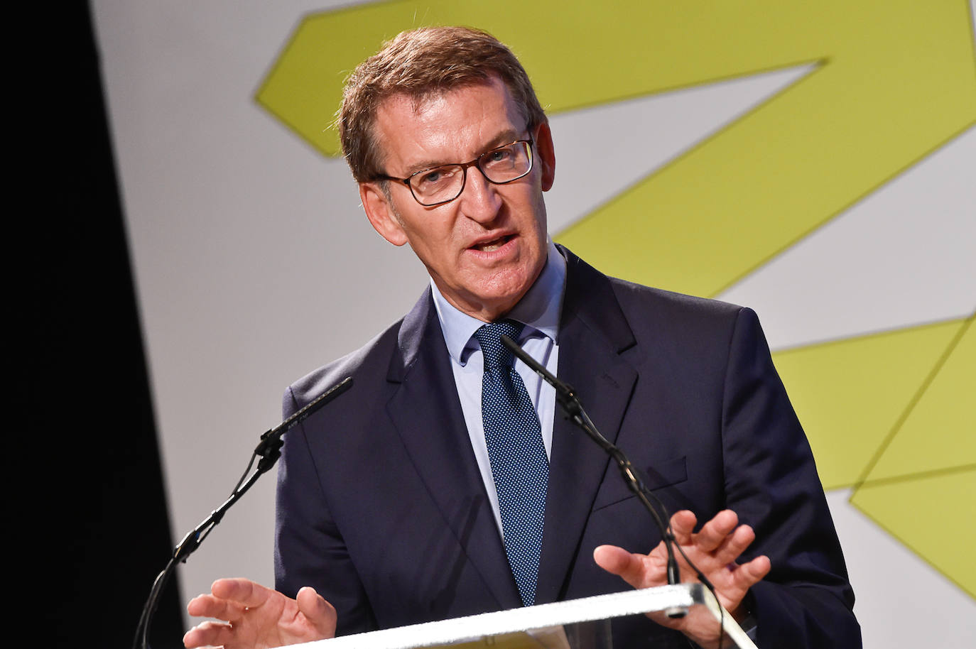 El jefe del Ejecutivo regional, Fernando López Miras, junto al presidente del Partido Popular, Alberto Núñez Feijóo, este viernes, antes de entrar al Foro de la Empresa Familiar de la Región de Murcia. 