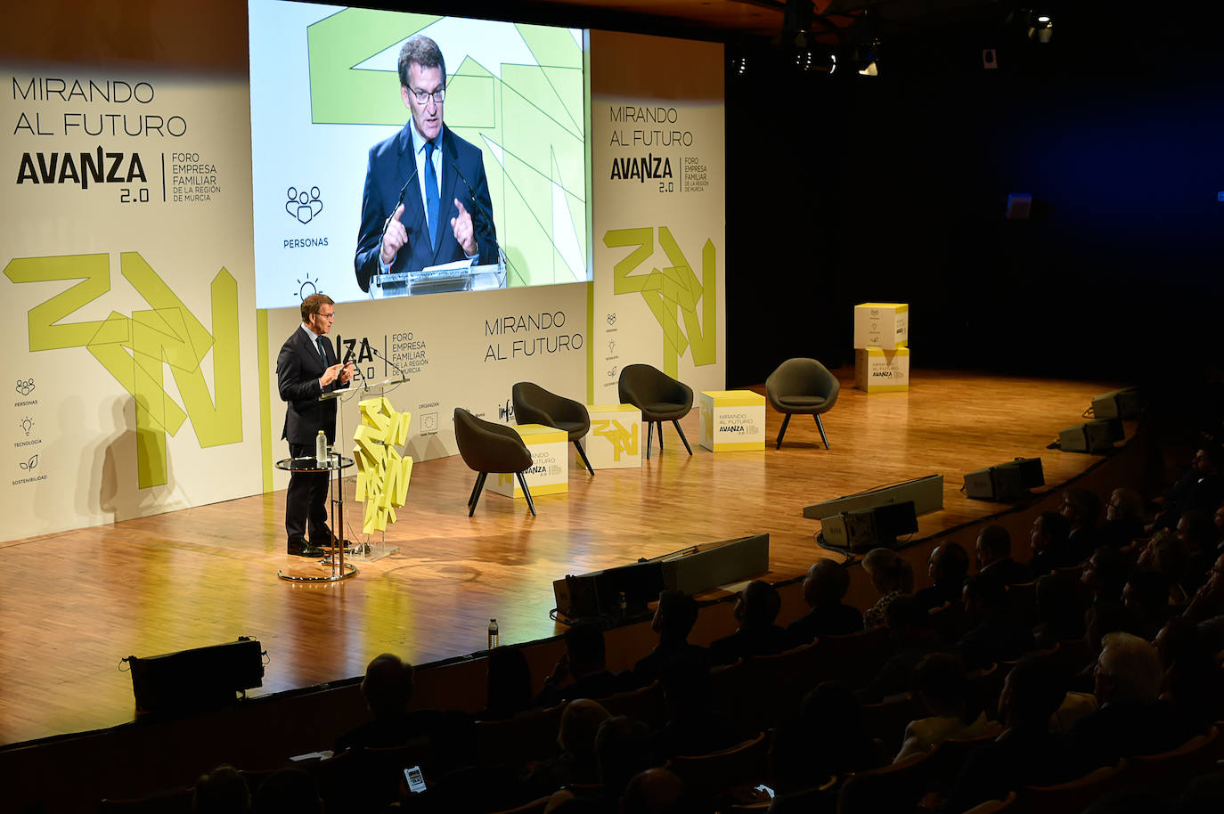 El jefe del Ejecutivo regional, Fernando López Miras, junto al presidente del Partido Popular, Alberto Núñez Feijóo, este viernes, antes de entrar al Foro de la Empresa Familiar de la Región de Murcia. 