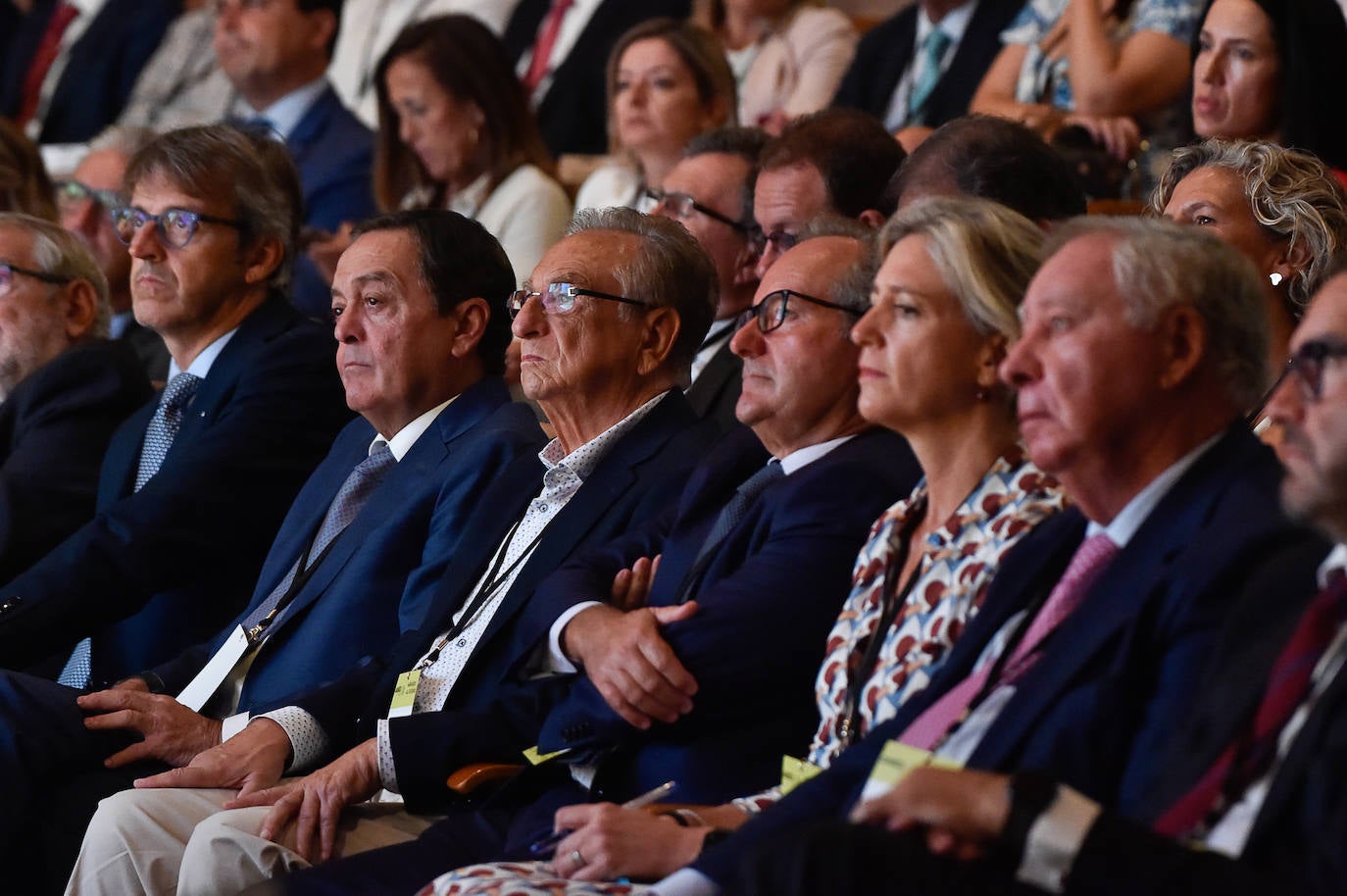 El jefe del Ejecutivo regional, Fernando López Miras, junto al presidente del Partido Popular, Alberto Núñez Feijóo, este viernes, antes de entrar al Foro de la Empresa Familiar de la Región de Murcia. 