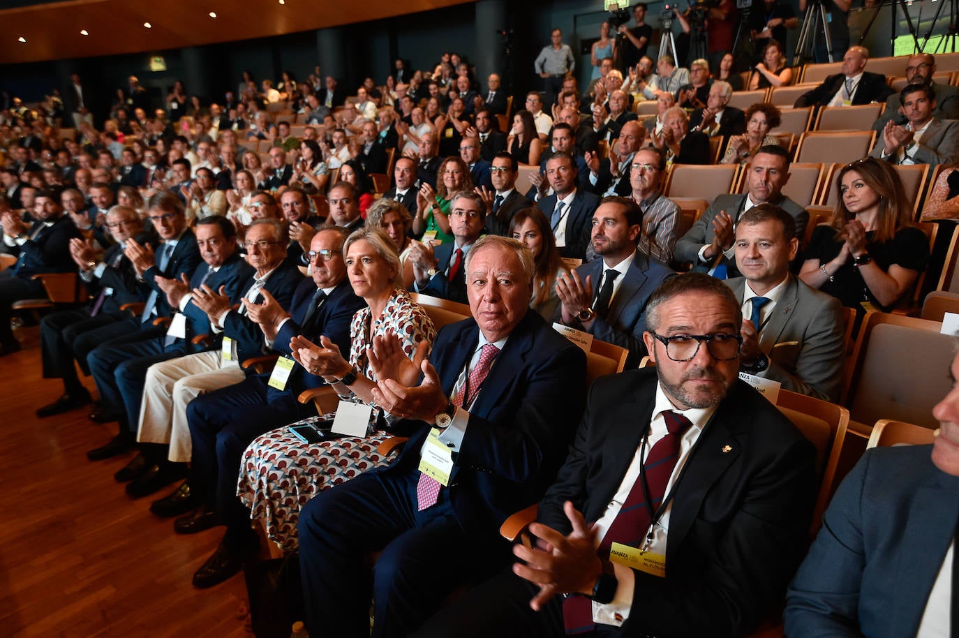 El jefe del Ejecutivo regional, Fernando López Miras, junto al presidente del Partido Popular, Alberto Núñez Feijóo, este viernes, antes de entrar al Foro de la Empresa Familiar de la Región de Murcia. 