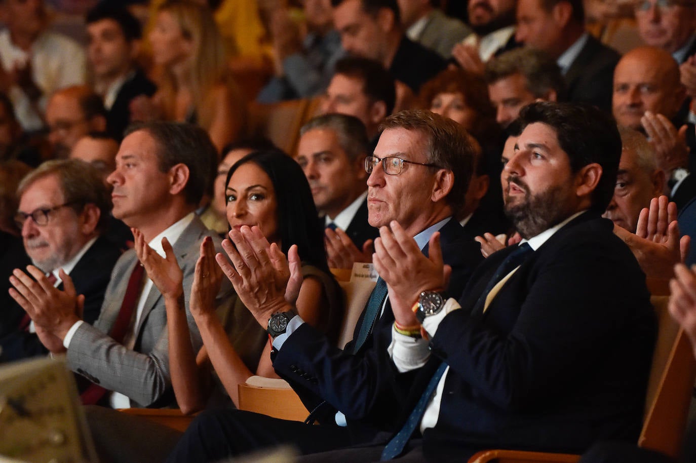 El jefe del Ejecutivo regional, Fernando López Miras, junto al presidente del Partido Popular, Alberto Núñez Feijóo, este viernes, antes de entrar al Foro de la Empresa Familiar de la Región de Murcia. 