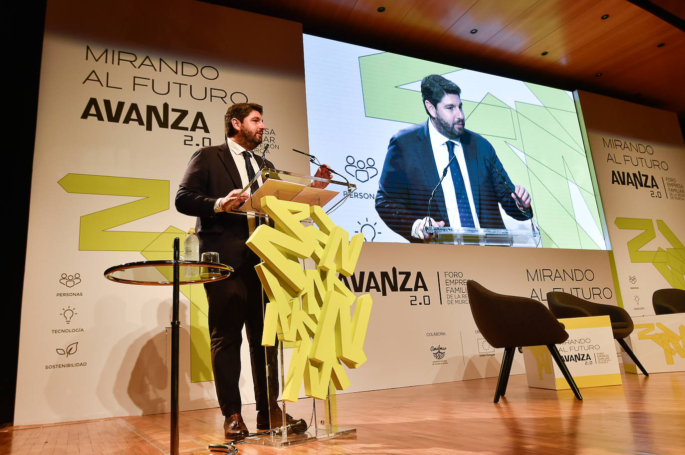 El jefe del Ejecutivo regional, Fernando López Miras, junto al presidente del Partido Popular, Alberto Núñez Feijóo, este viernes, antes de entrar al Foro de la Empresa Familiar de la Región de Murcia. 